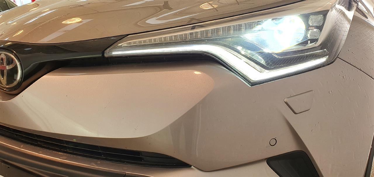 Grå Toyota C-HR fra 2016