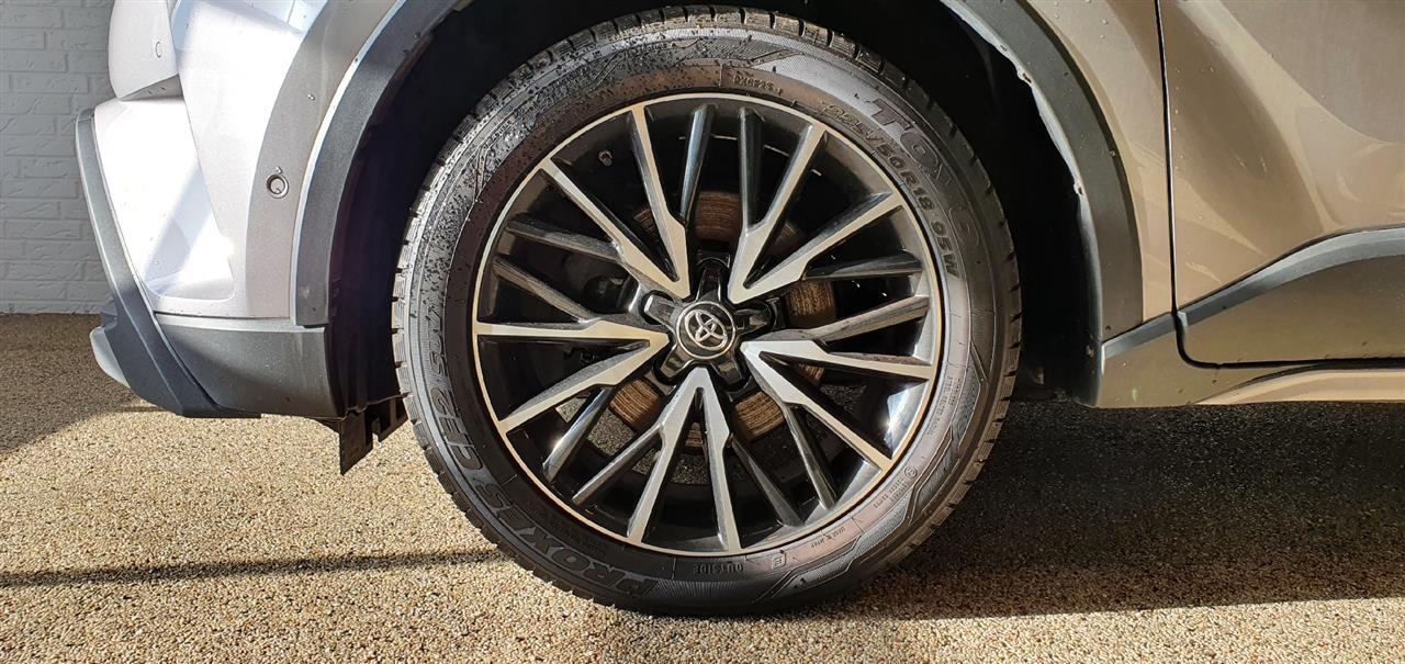 Grå Toyota C-HR fra 2016