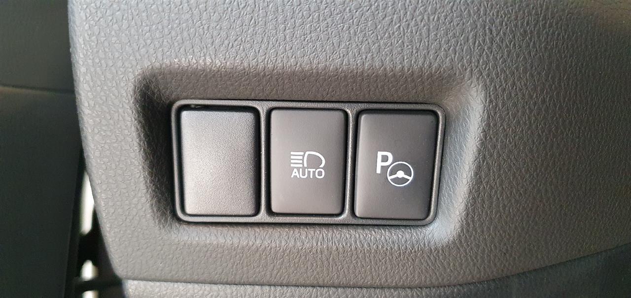 Grå Toyota C-HR fra 2016