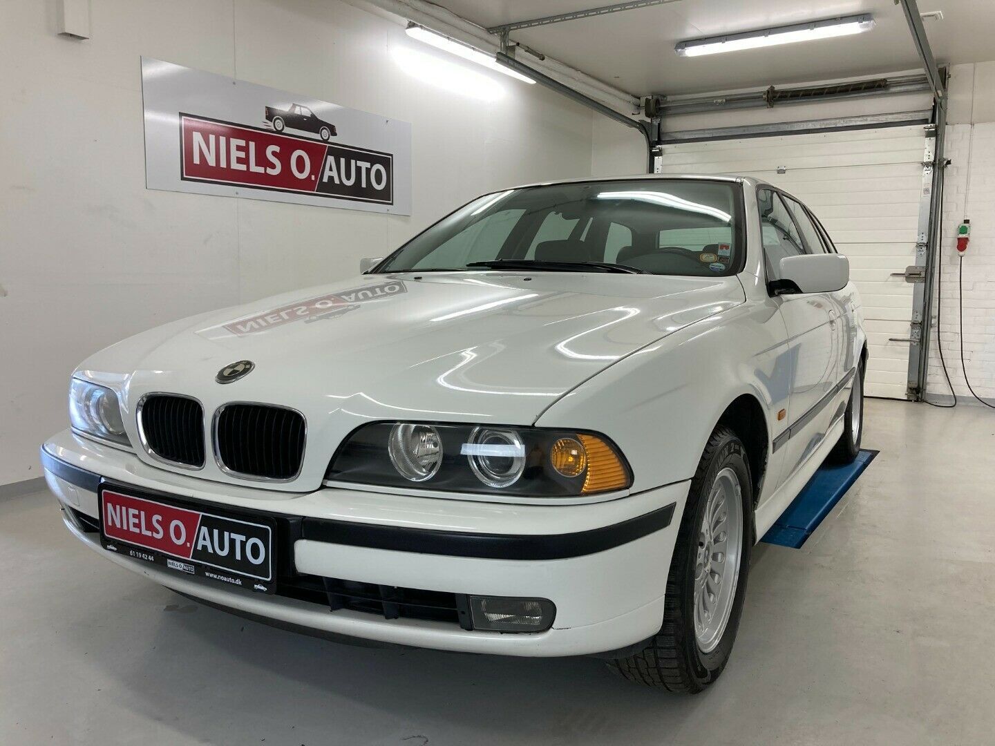 Hvid BMW 528i fra 1999