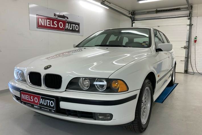 Hvid BMW 528i fra 1999