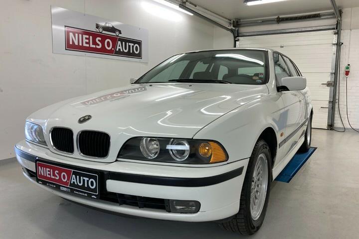 Hvid BMW 528i fra 1999