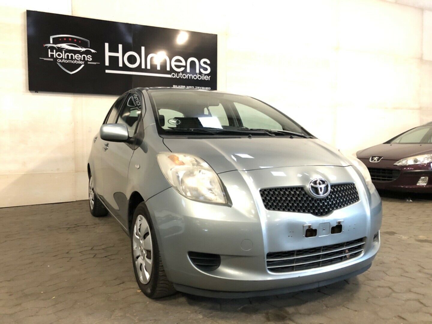 Grå Toyota Yaris fra 2006