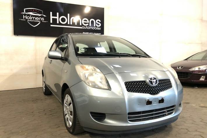 Grå Toyota Yaris fra 2006