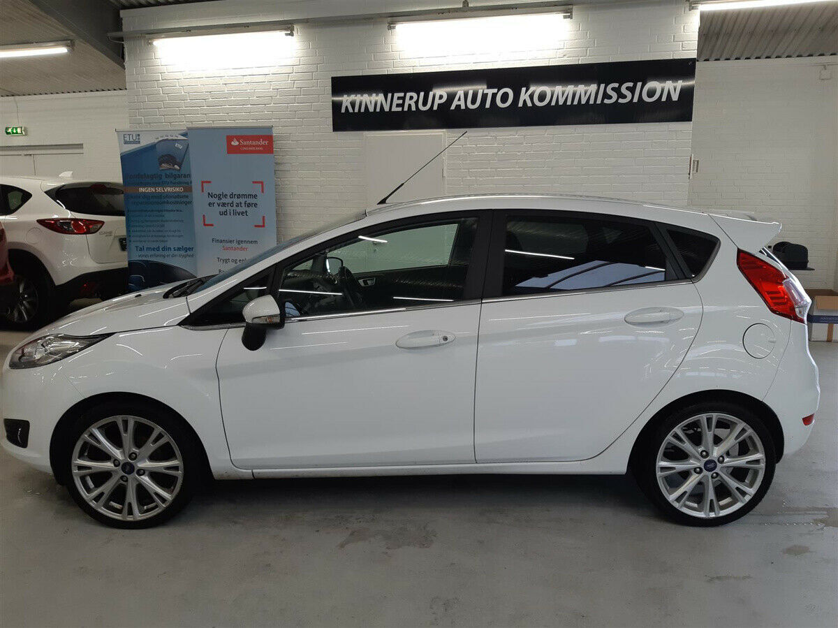Grå Ford Fiesta fra 2015