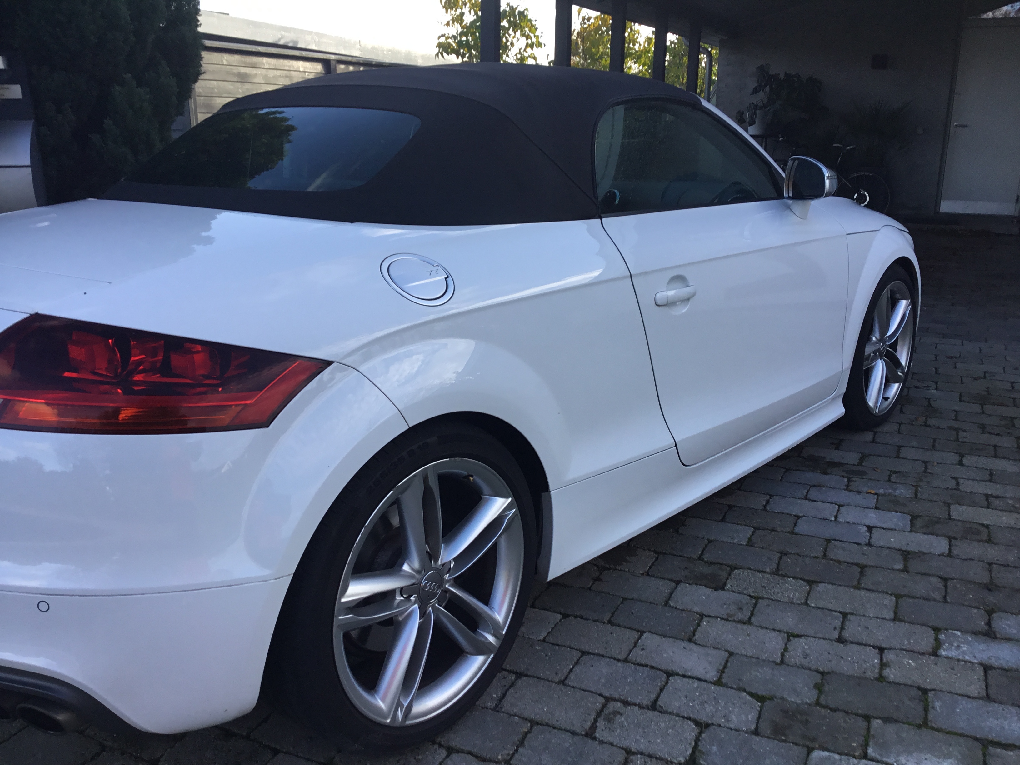 Hvid Audi TTS fra 2011