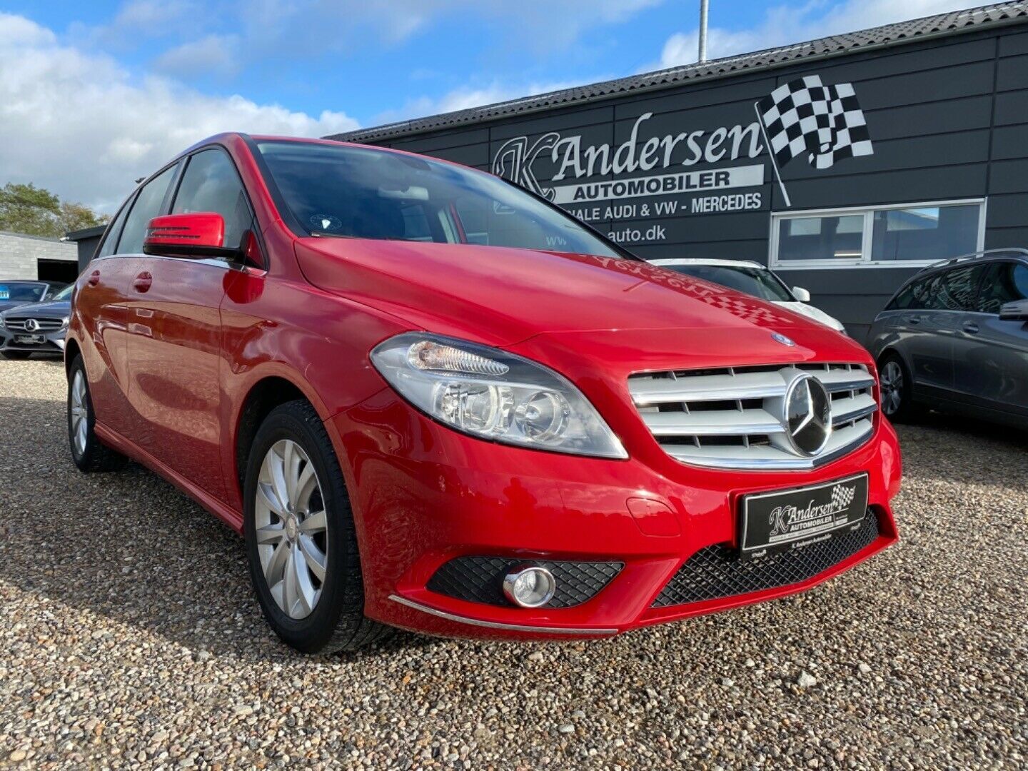 Rød Mercedes B180 fra 2013
