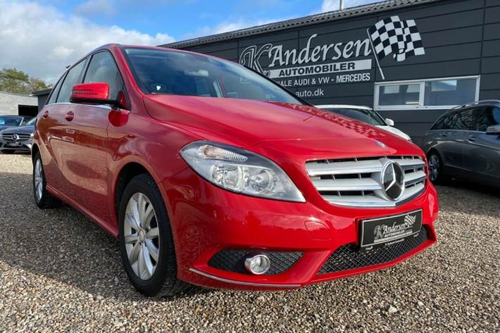 Rød Mercedes B180 fra 2013