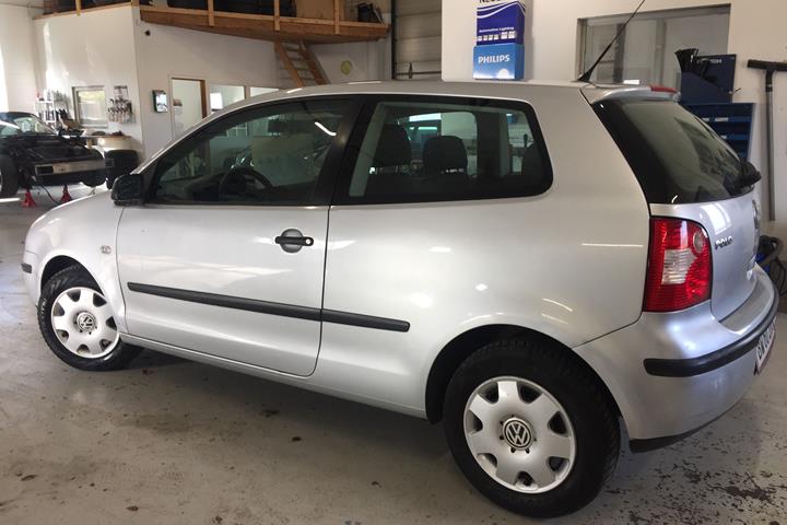 Sølv VW Polo fra 2004