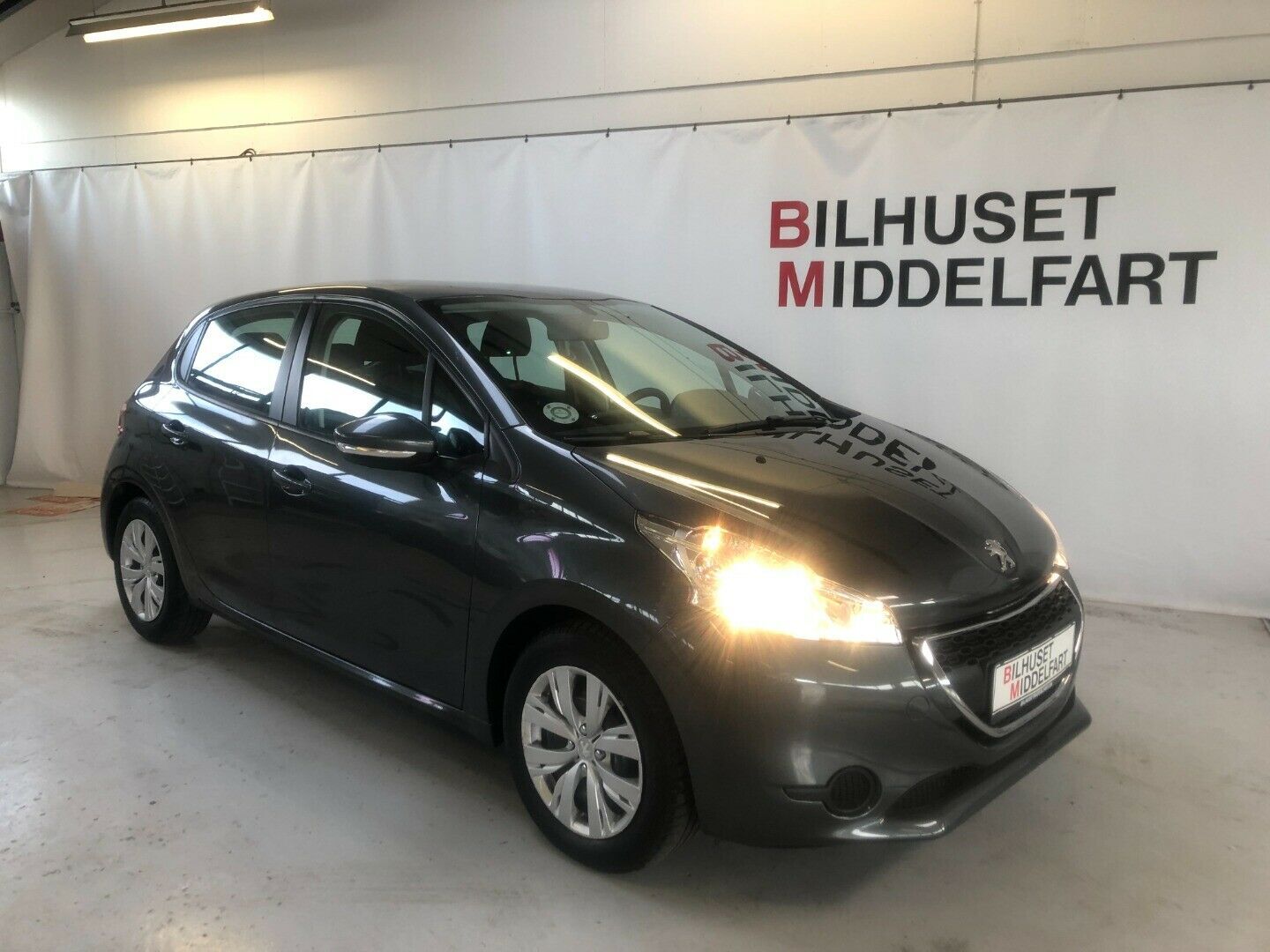 Grå Peugeot 208 fra 2014