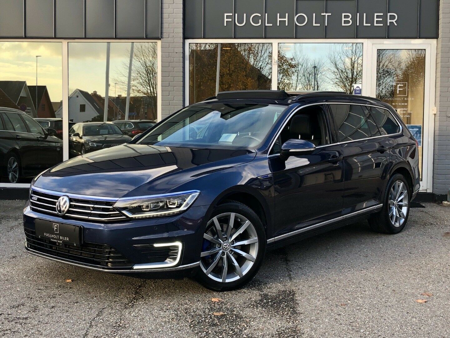 Blå VW Passat fra 2017