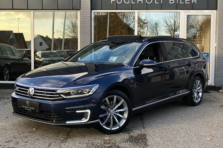 Blå VW Passat fra 2017