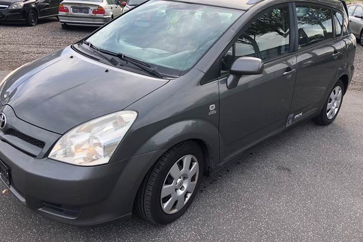 Brun Toyota Corolla Verso fra 2004