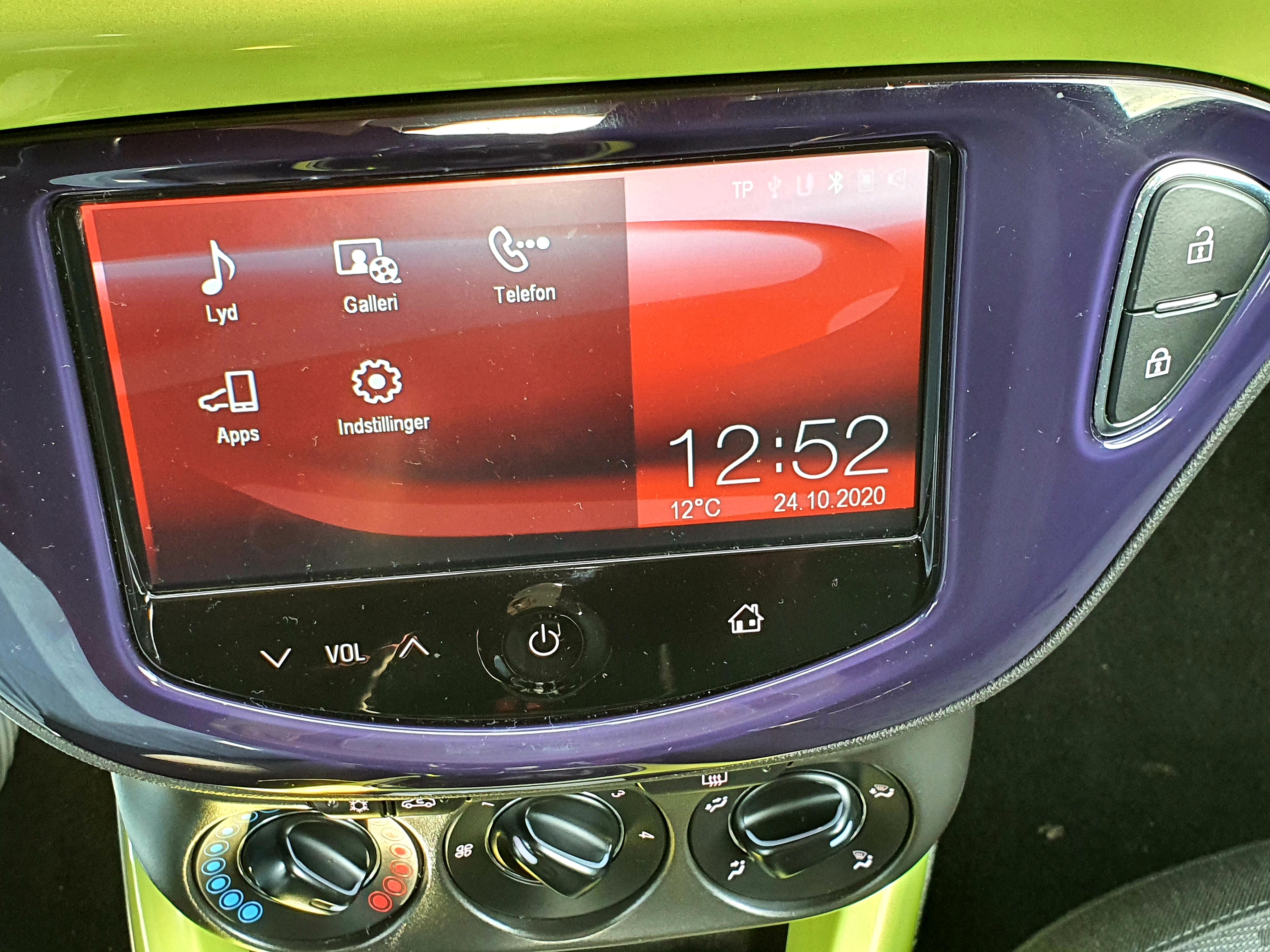 Gul Opel Adam fra 2013