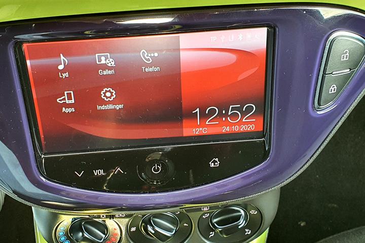 Gul Opel Adam fra 2013
