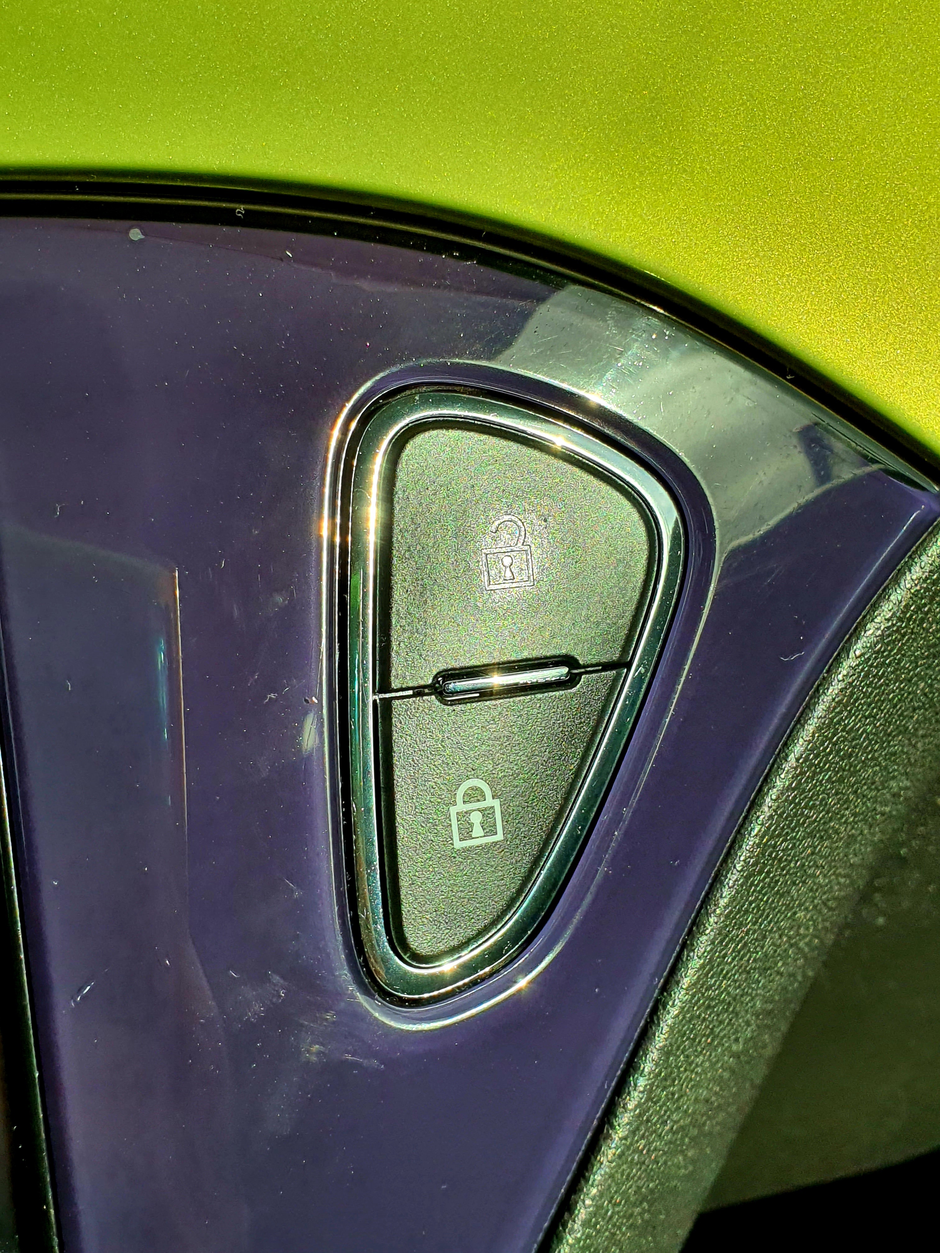 Gul Opel Adam fra 2013