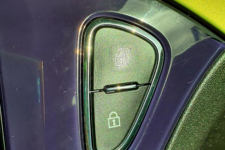 Gul Opel Adam fra 2013
