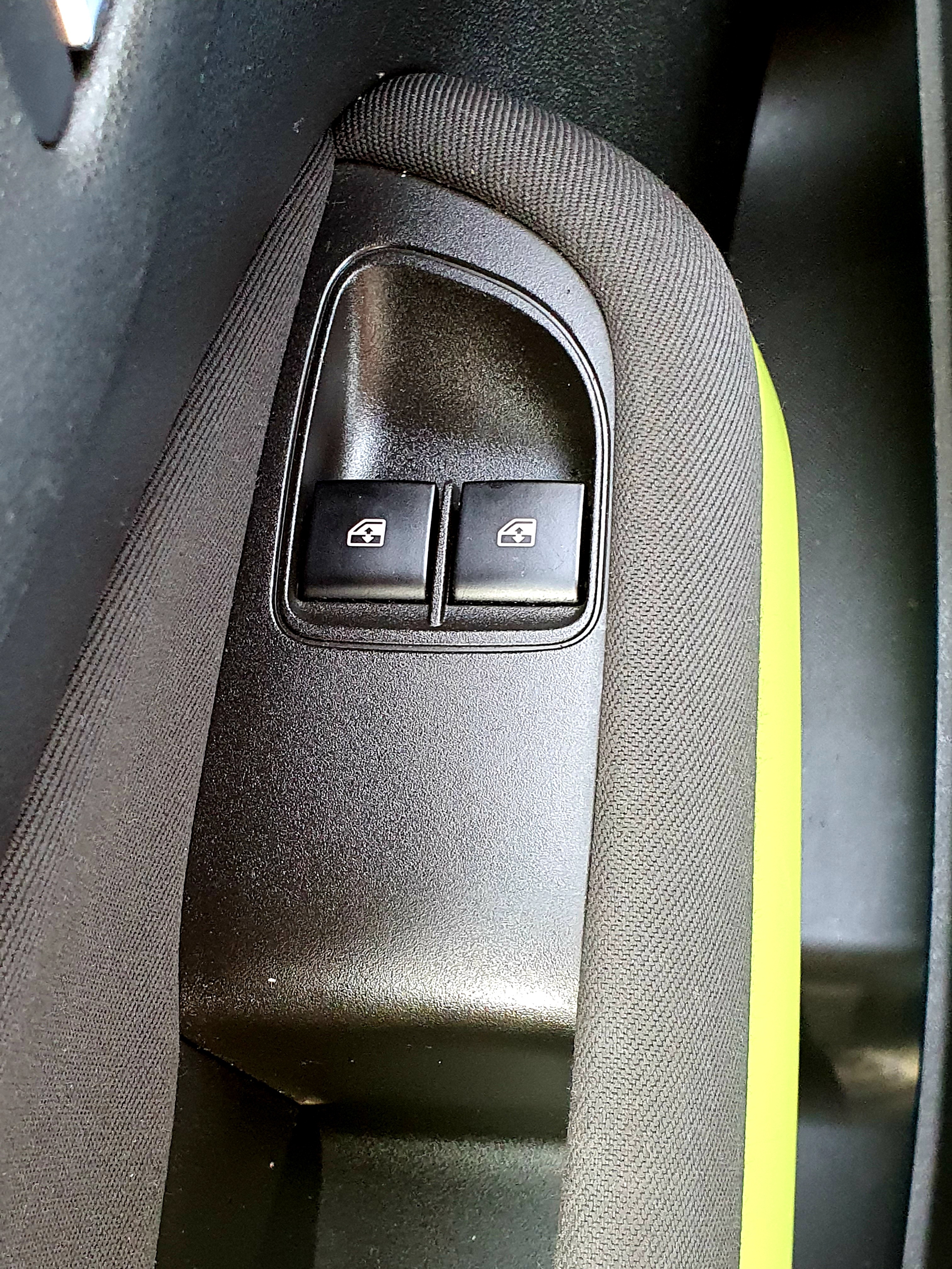 Gul Opel Adam fra 2013