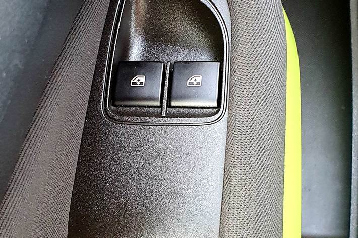 Gul Opel Adam fra 2013