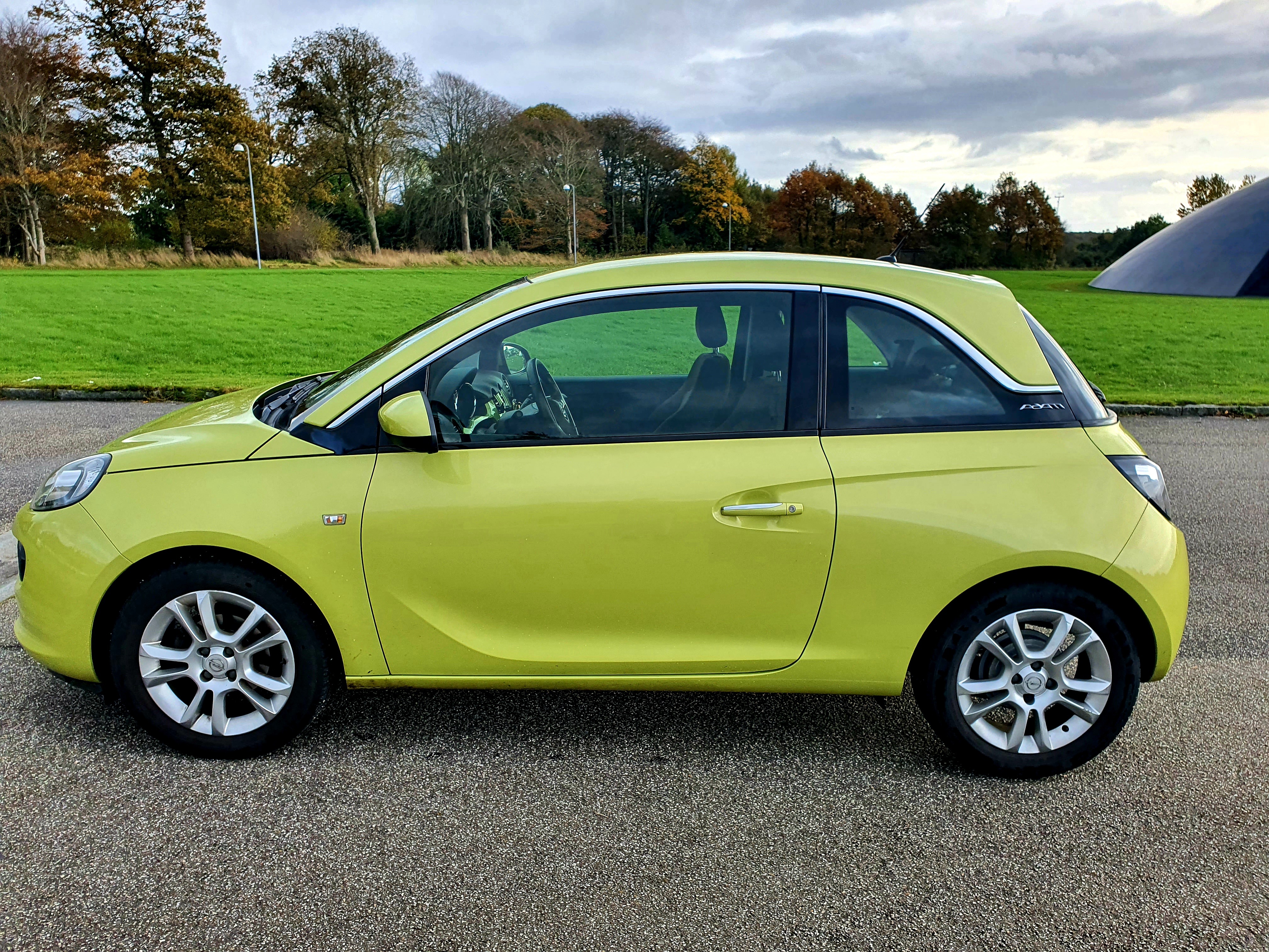 Gul Opel Adam fra 2013