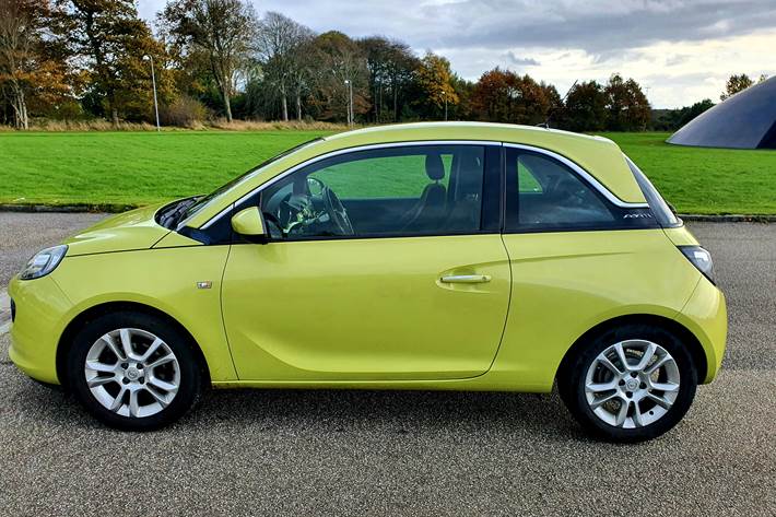 Gul Opel Adam fra 2013