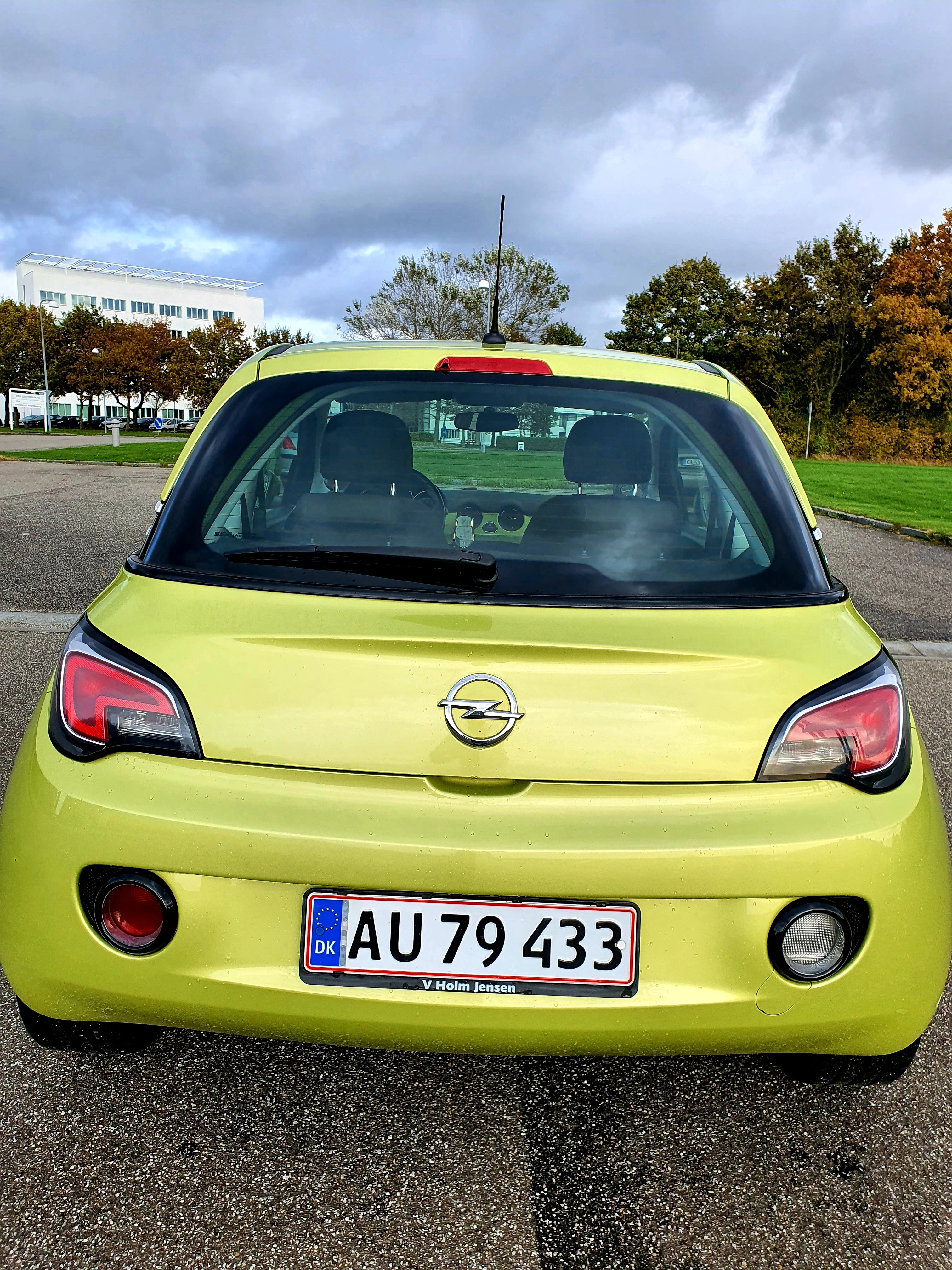 Gul Opel Adam fra 2013