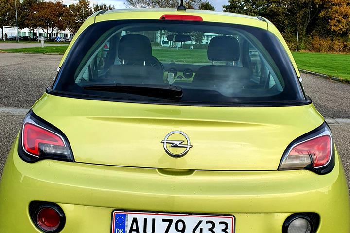 Gul Opel Adam fra 2013