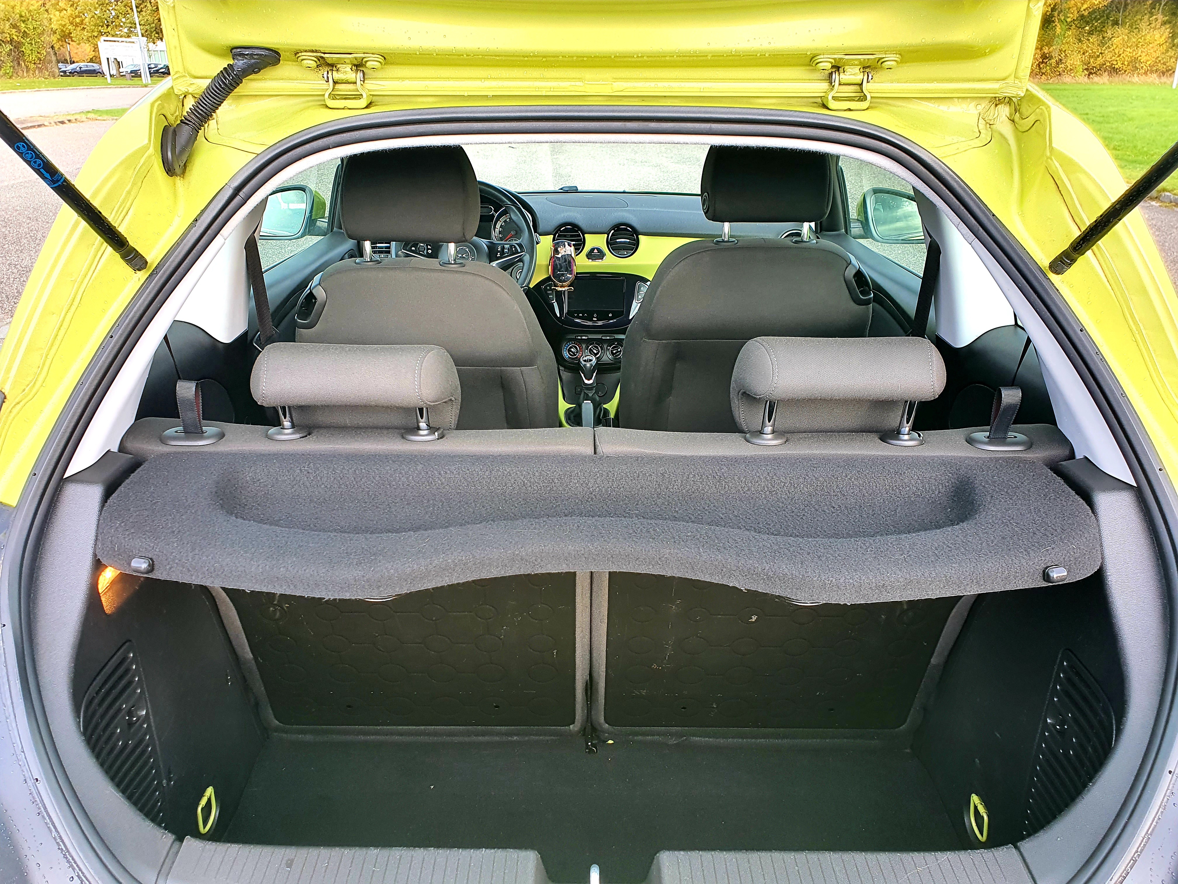 Gul Opel Adam fra 2013