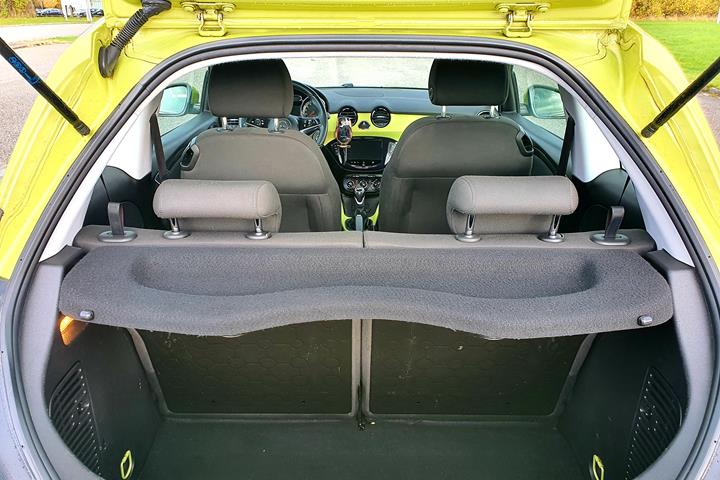 Gul Opel Adam fra 2013