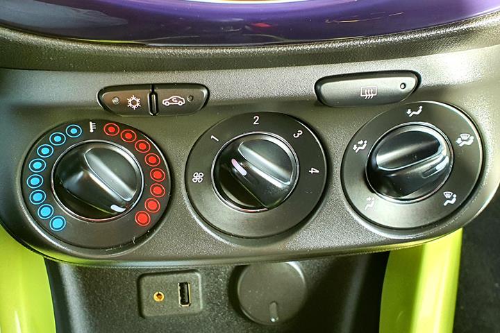 Gul Opel Adam fra 2013