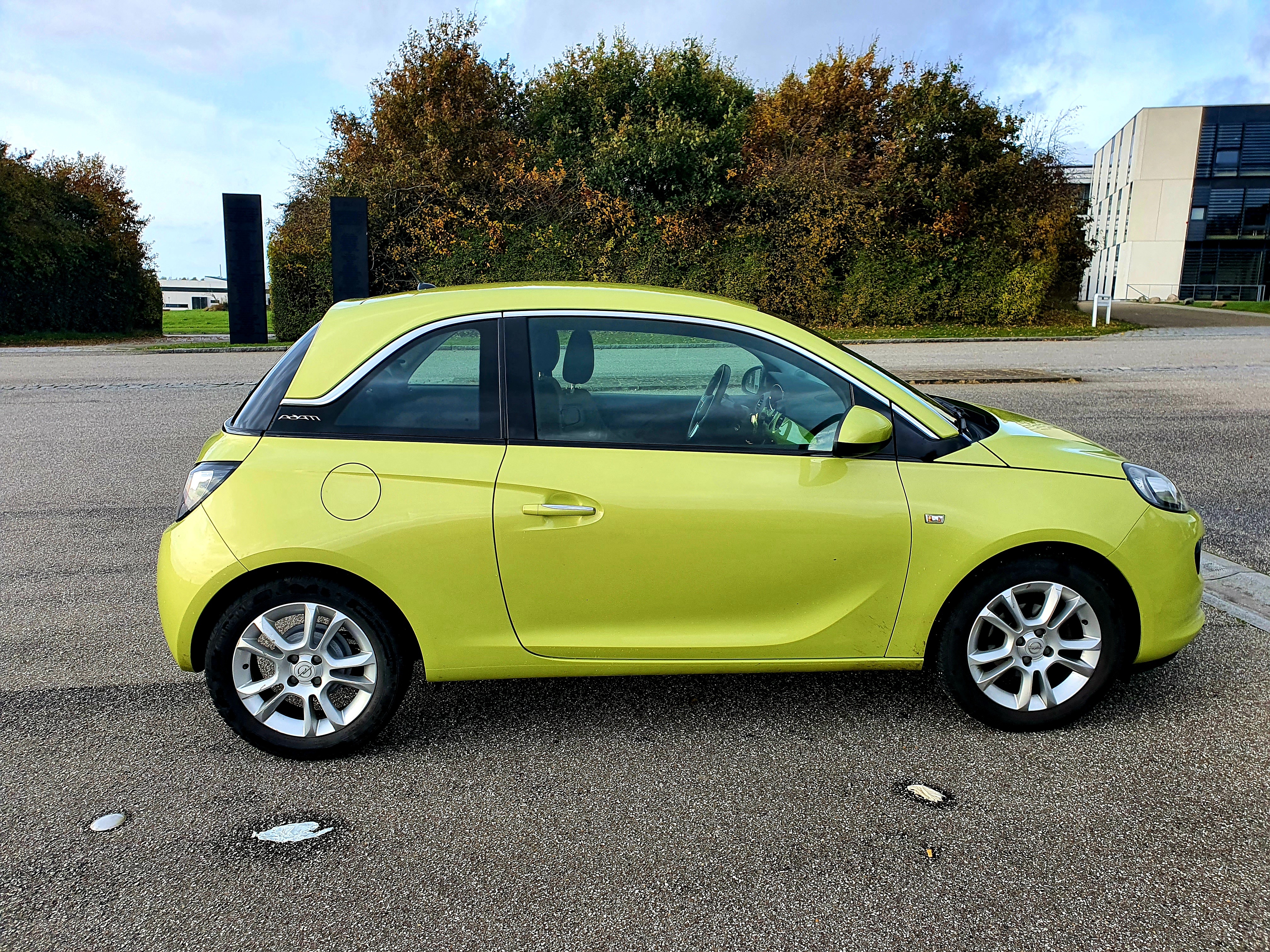 Gul Opel Adam fra 2013
