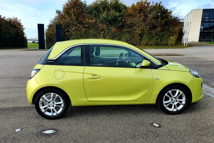 Gul Opel Adam fra 2013