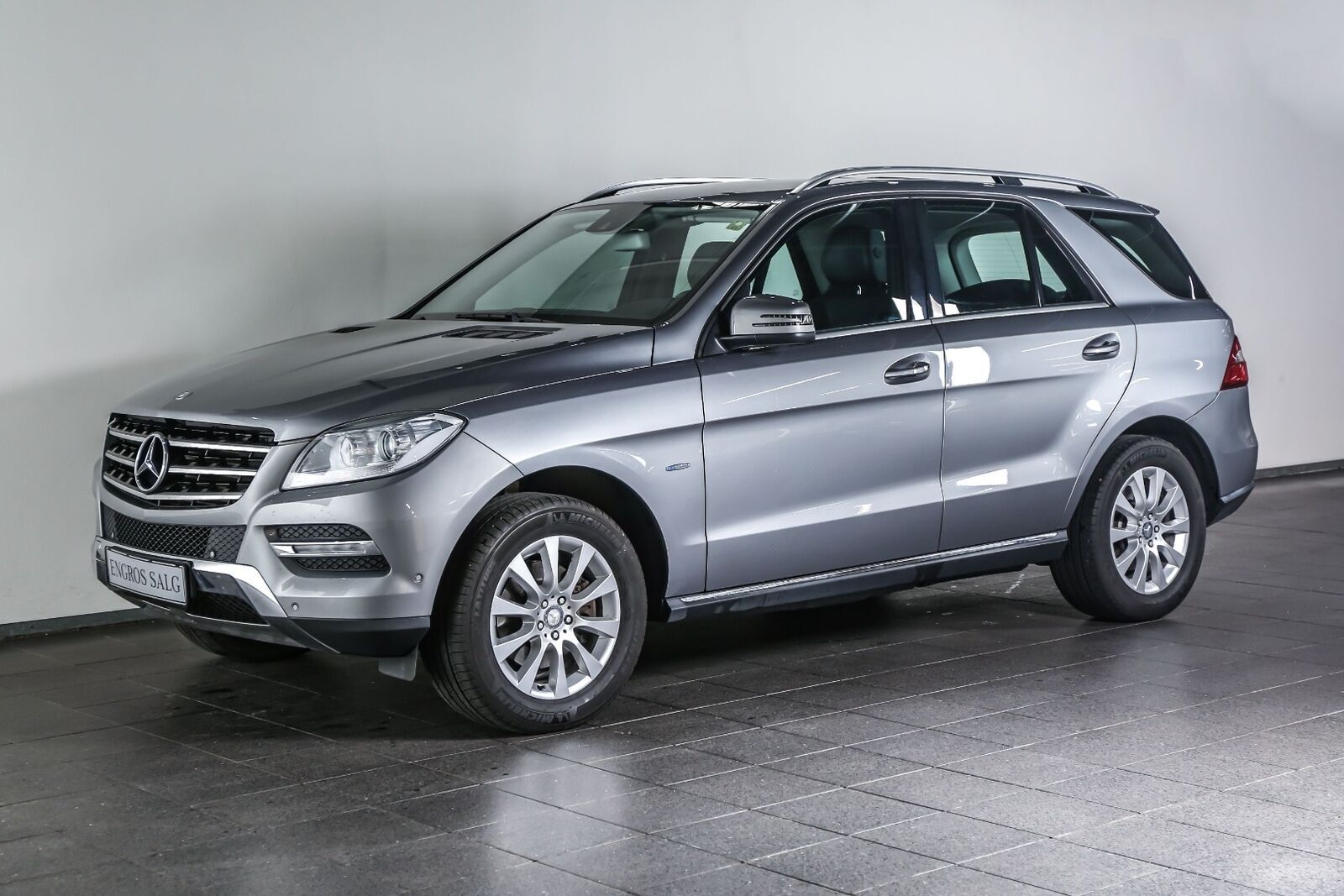 Grå Mercedes ML350 fra 2012