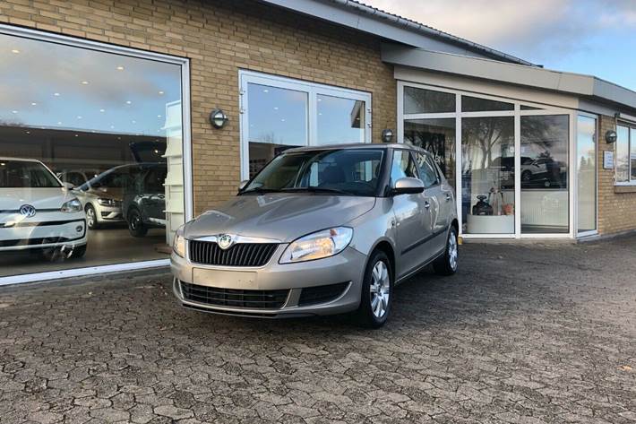Grå Skoda Fabia fra 2010