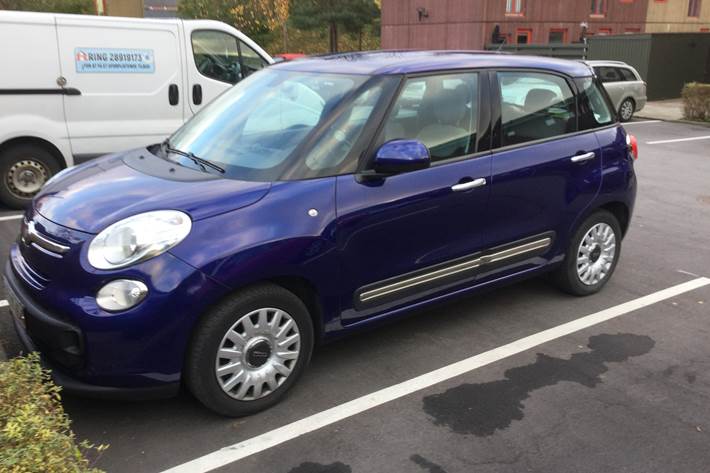 Blå Fiat 500L Living fra 2017