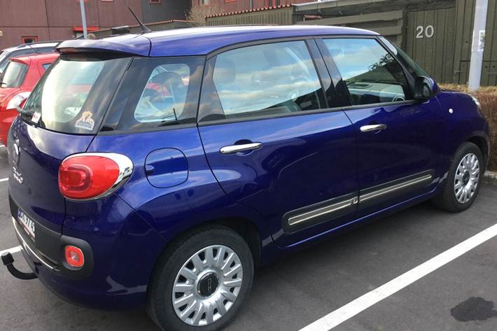 Blå Fiat 500L Living fra 2017
