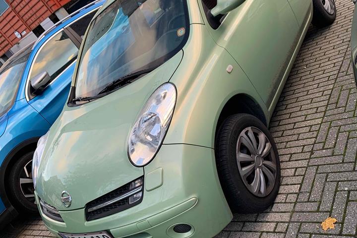 Grøn Nissan Micra fra 2006