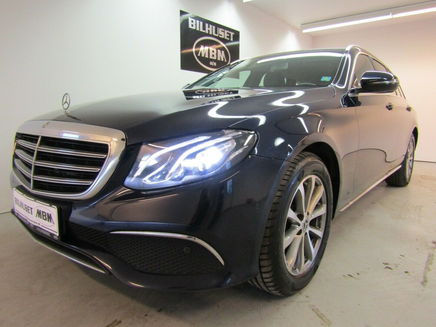 Blå Mercedes E220 d fra 2017