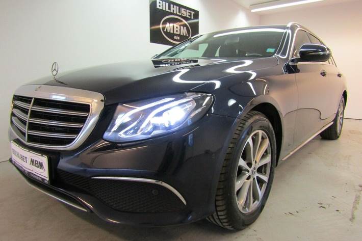 Blå Mercedes E220 d fra 2017