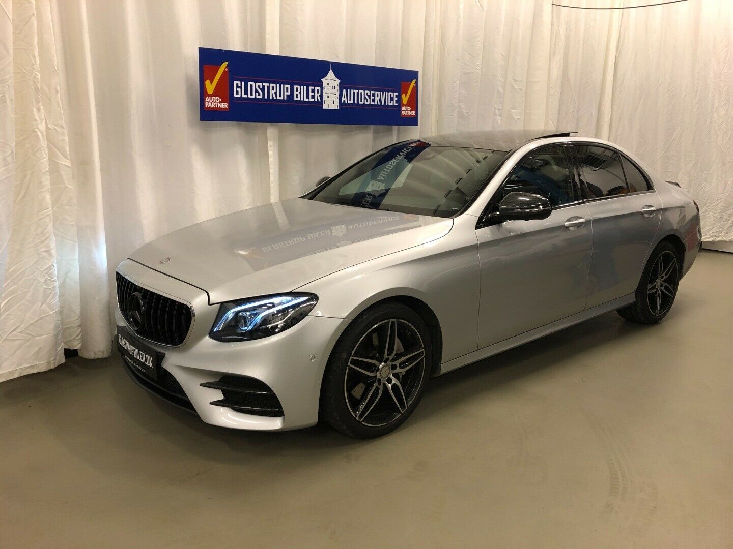 Grå Mercedes E220 d fra 2017
