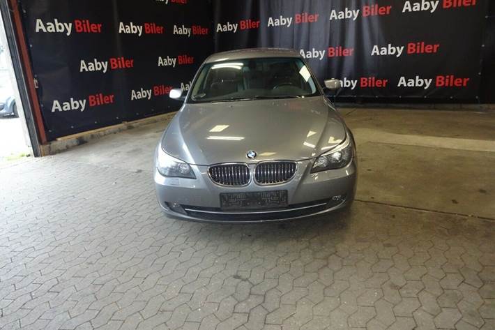 Grå BMW 530xd fra 2009