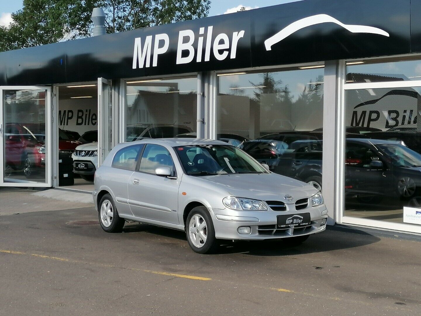 Grå Nissan Almera fra 2001