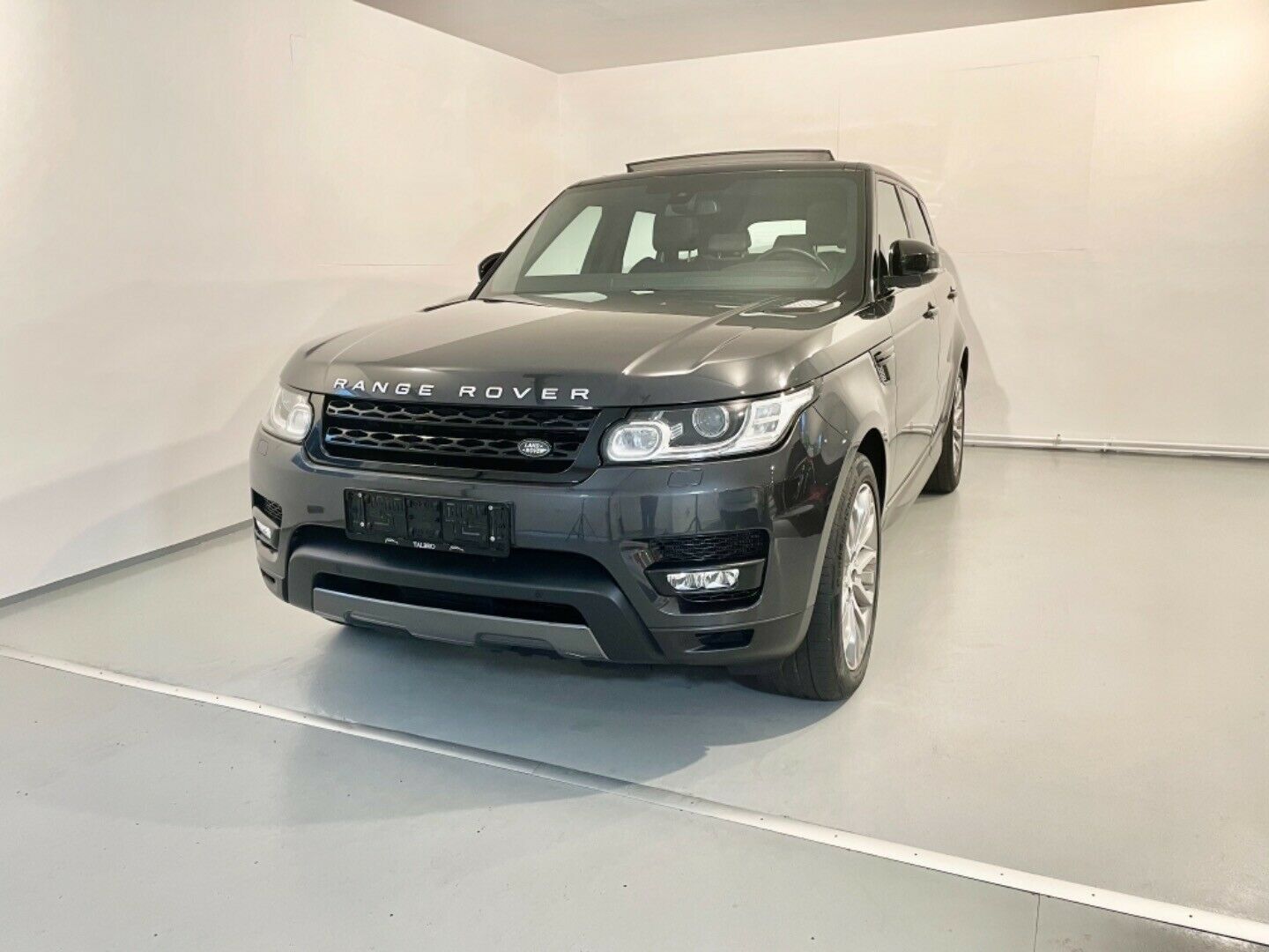 Grå Land Rover Range Rover sport fra 2016