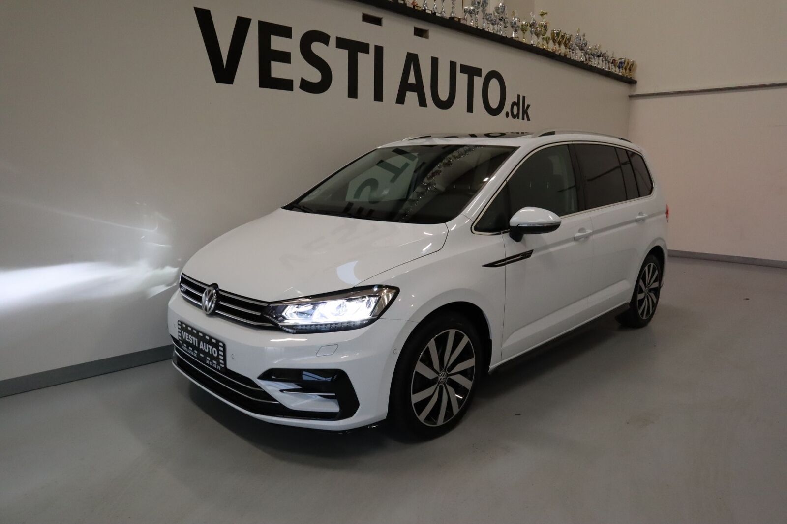 Hvid VW Touran fra 2017