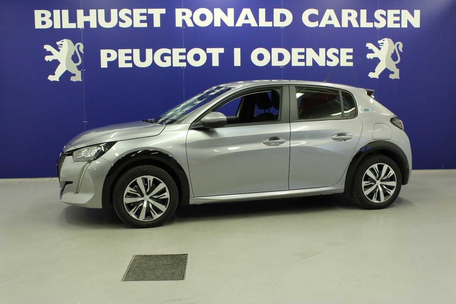 Grå Peugeot e-208 fra 2020