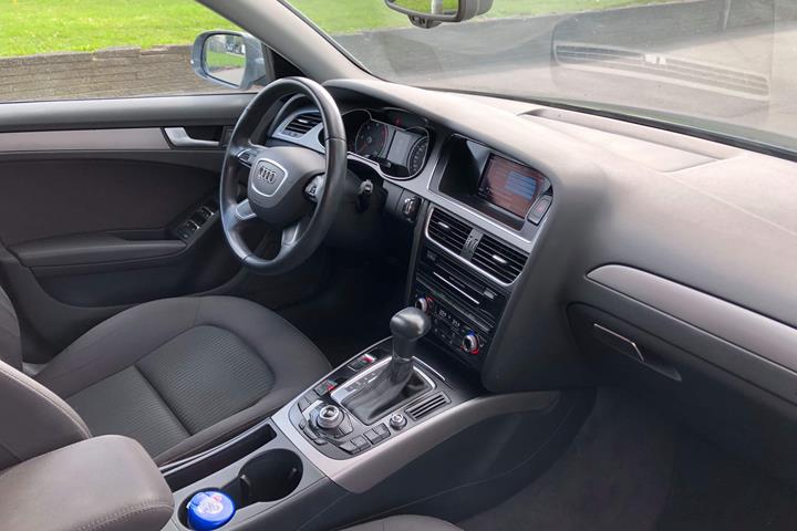 Grå Audi A4 fra 2014