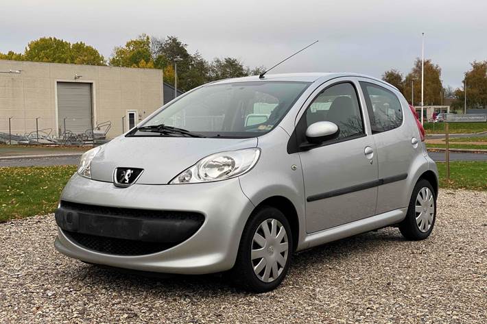 Sølv Peugeot 107 fra 2007