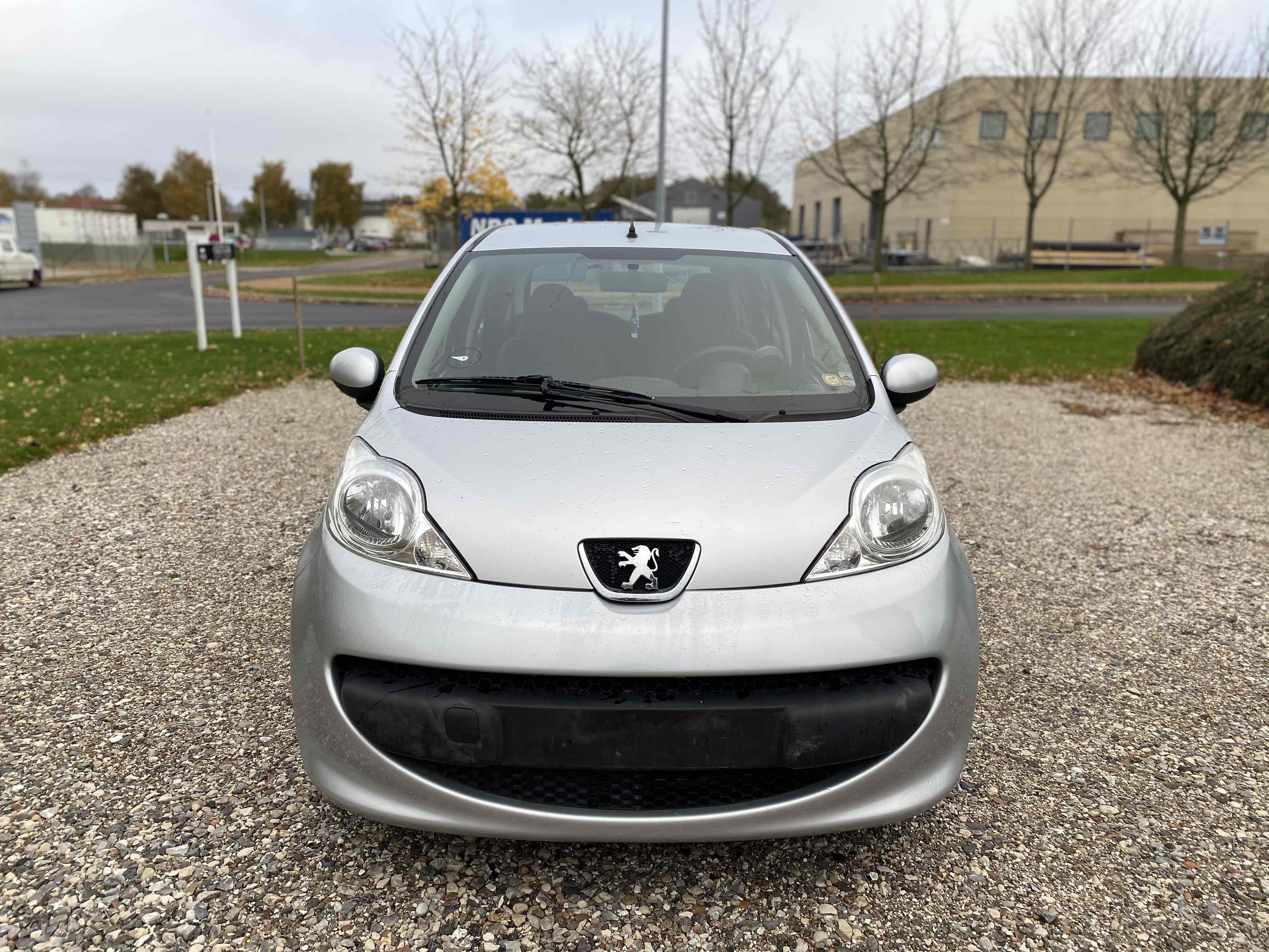 Sølv Peugeot 107 fra 2007