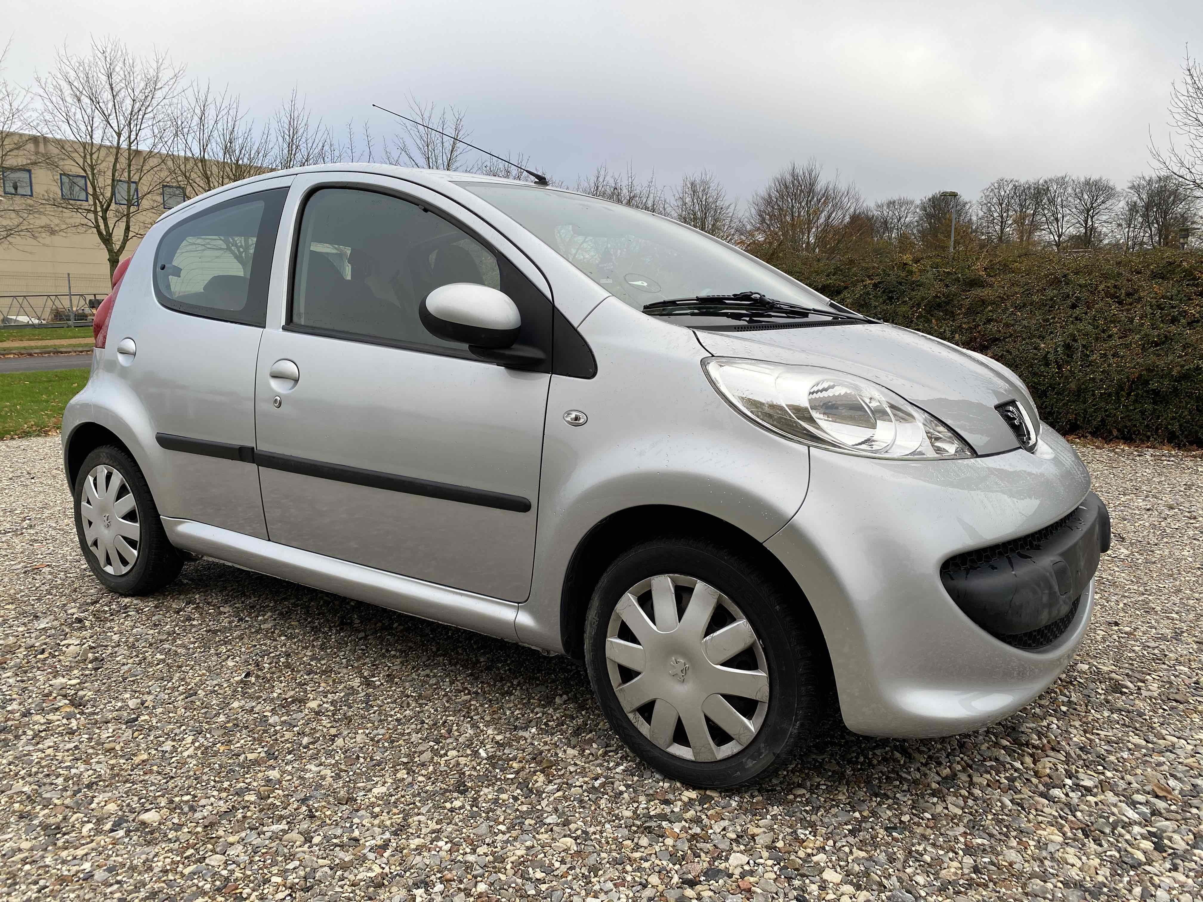 Sølv Peugeot 107 fra 2007