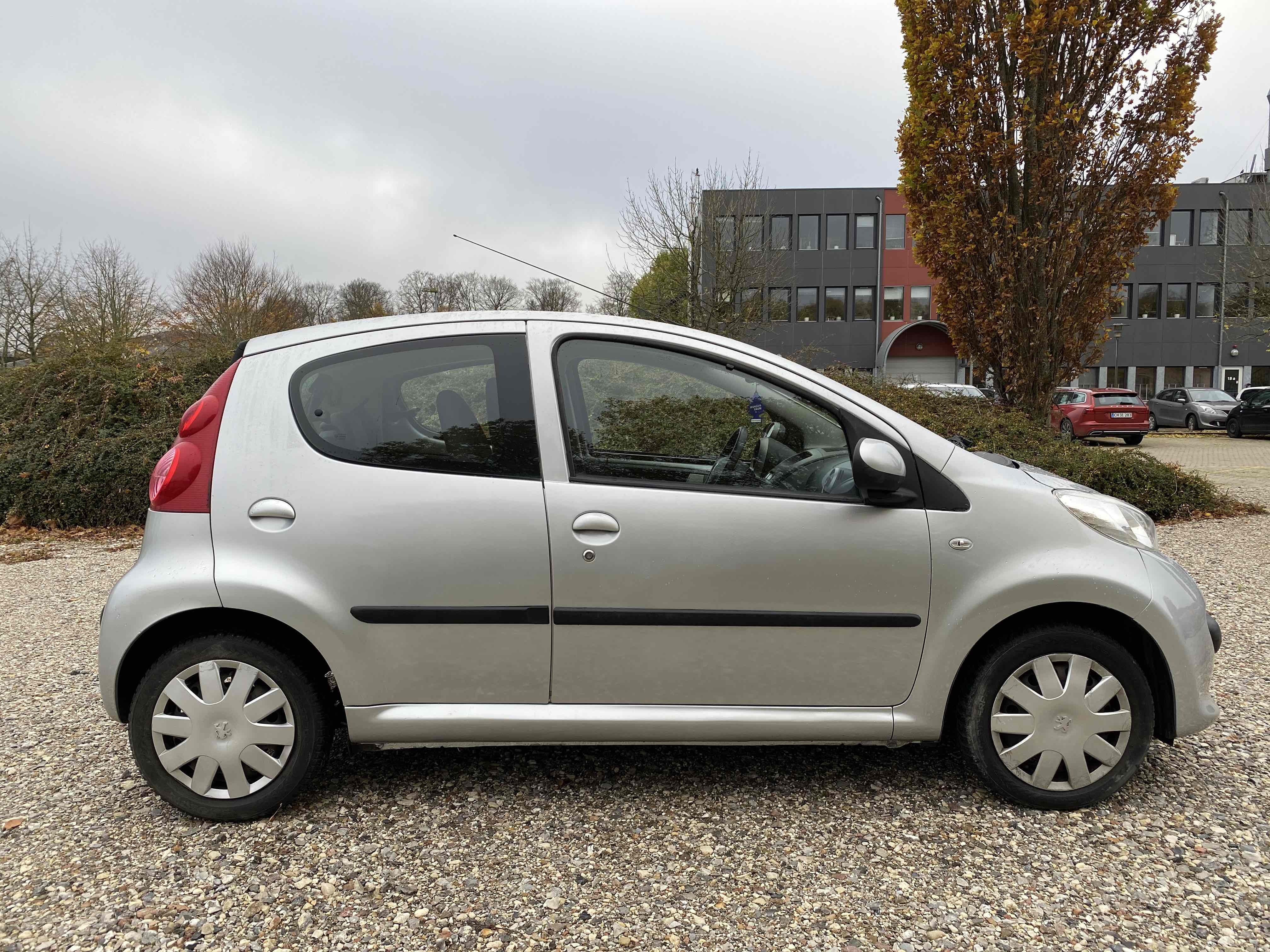 Sølv Peugeot 107 fra 2007